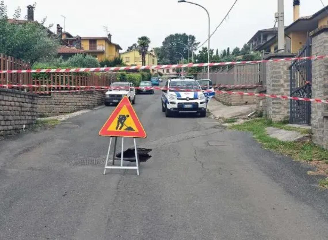 Cede un tratto di strada: chiusa via Garibaldi