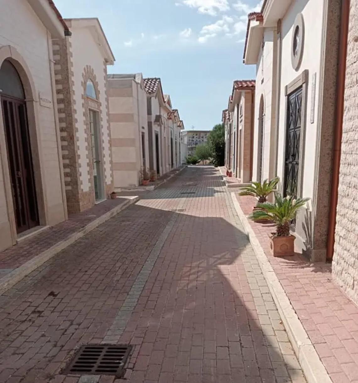 Ripulito il cimitero comunale: operai al lavoro per la manutenzione dell&rsquo;area