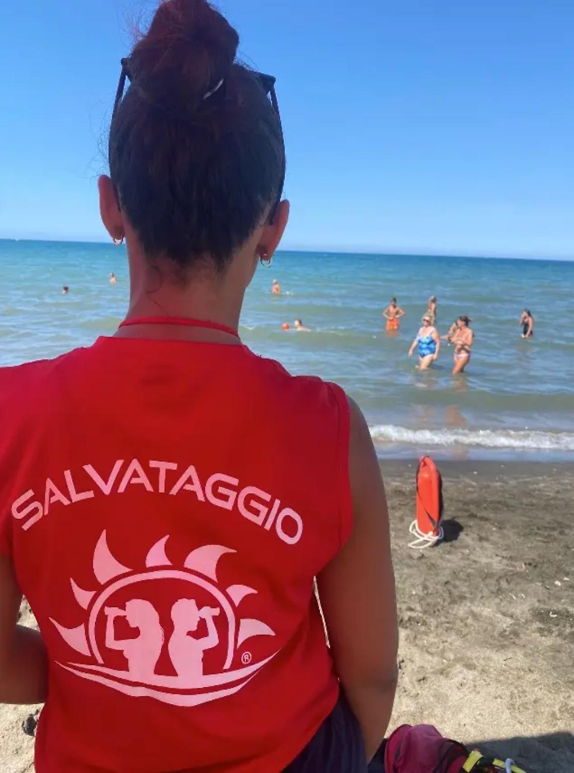 Tarquinia, bagnini eroi: salvati due bambini finiti in una buca in mare a circa 30 metri dalla battigia a Sant&rsquo;Agostino