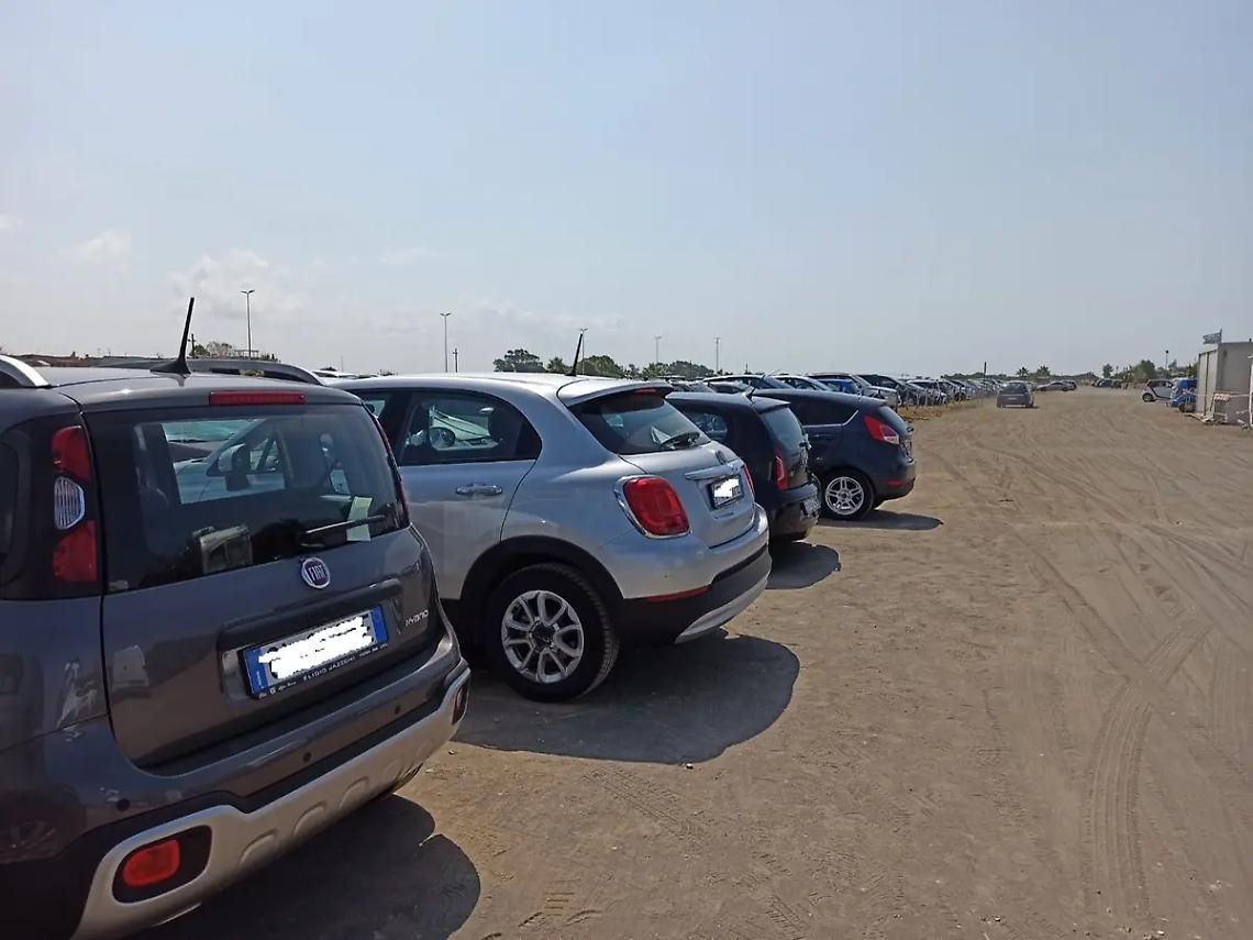 Scattano i parcheggi a pagamento, veleni e caos sul lungomare