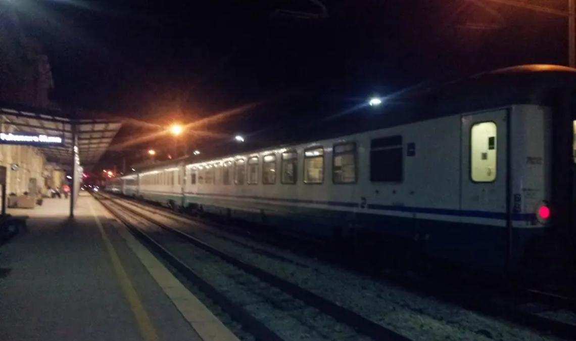 Aggredisce il capotreno e fugge tra i binari: caccia all&rsquo;uomo