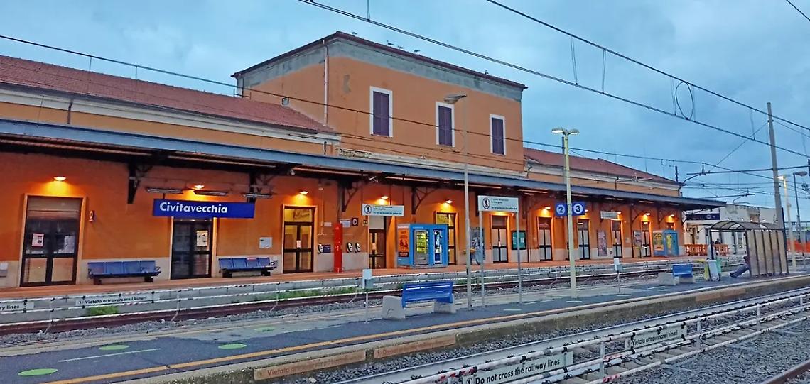 Stazione ferroviaria, brutta avventura per 750 passeggeri bloccati sui treni per ore