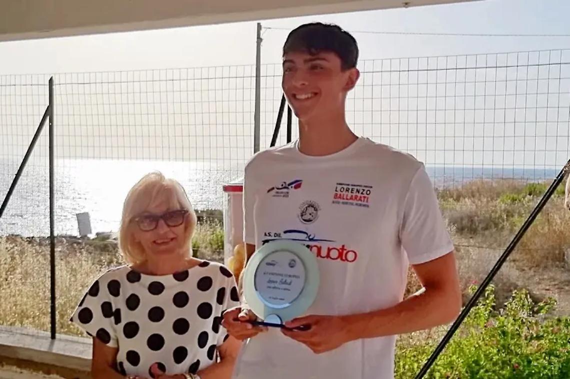 Lorenzo Ballarati omaggiato prima alla piscina di via Maratona e poi in consiglio comunale