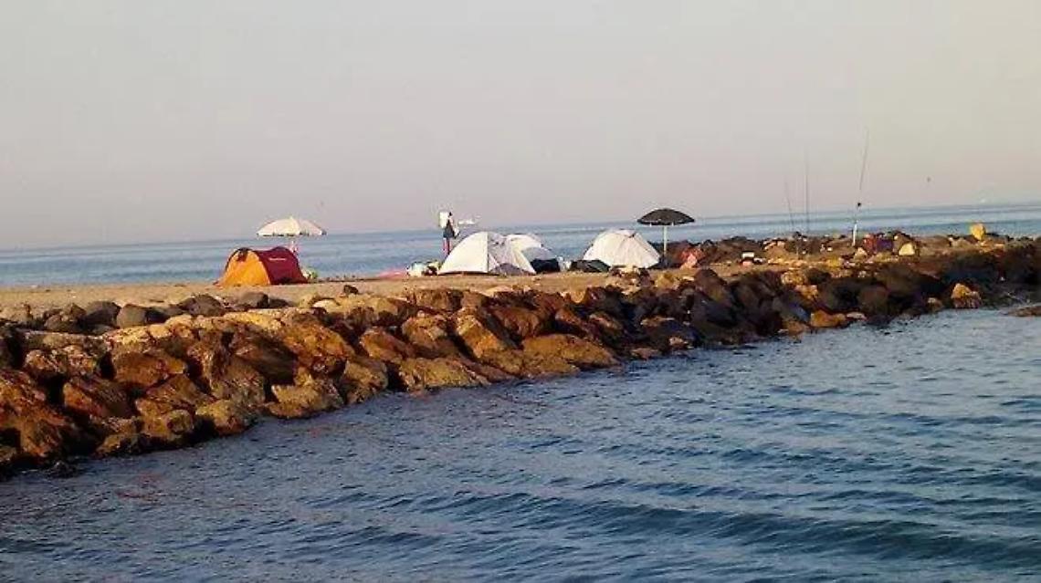 &laquo;Tende, rifiuti ed escrementi: la spiaggia di Focene terra di nessuno&raquo;