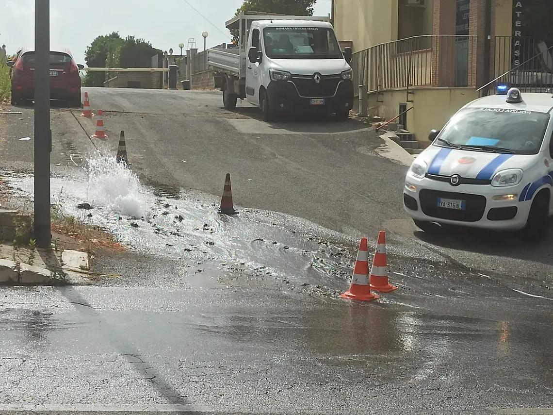 Ruspa rompe un tubo, grossa perdita d&rsquo;acqua