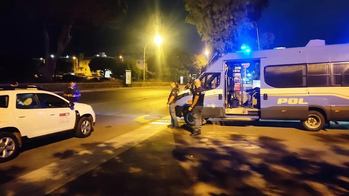 Uno stalker denunciato dalla polizia e 274 persone controllate