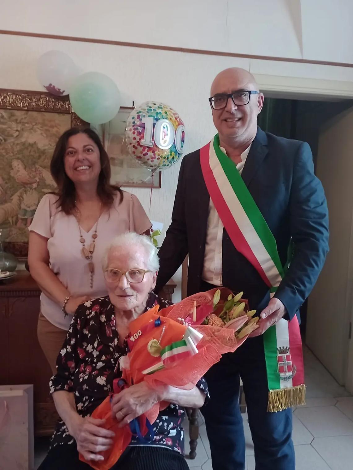 Nonna Nazarena compie 100 anni: omaggio dell&rsquo;amministrazione