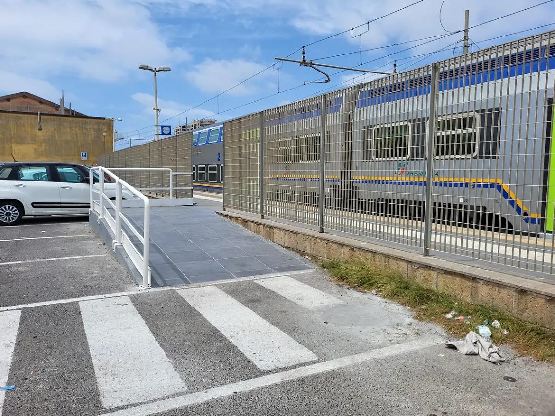 Aperta la rampa tra la stazione e il parcheggio su viale della Vittoria