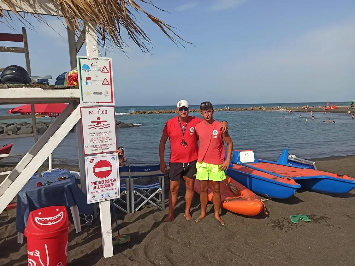 Bagnini eroi salvano un uomo con il massaggio cardiaco