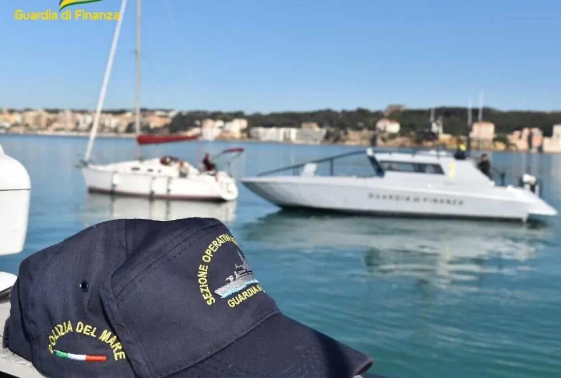 Barca da diporto con falsa bandiera italiana nella rete del Roan Civitavecchia