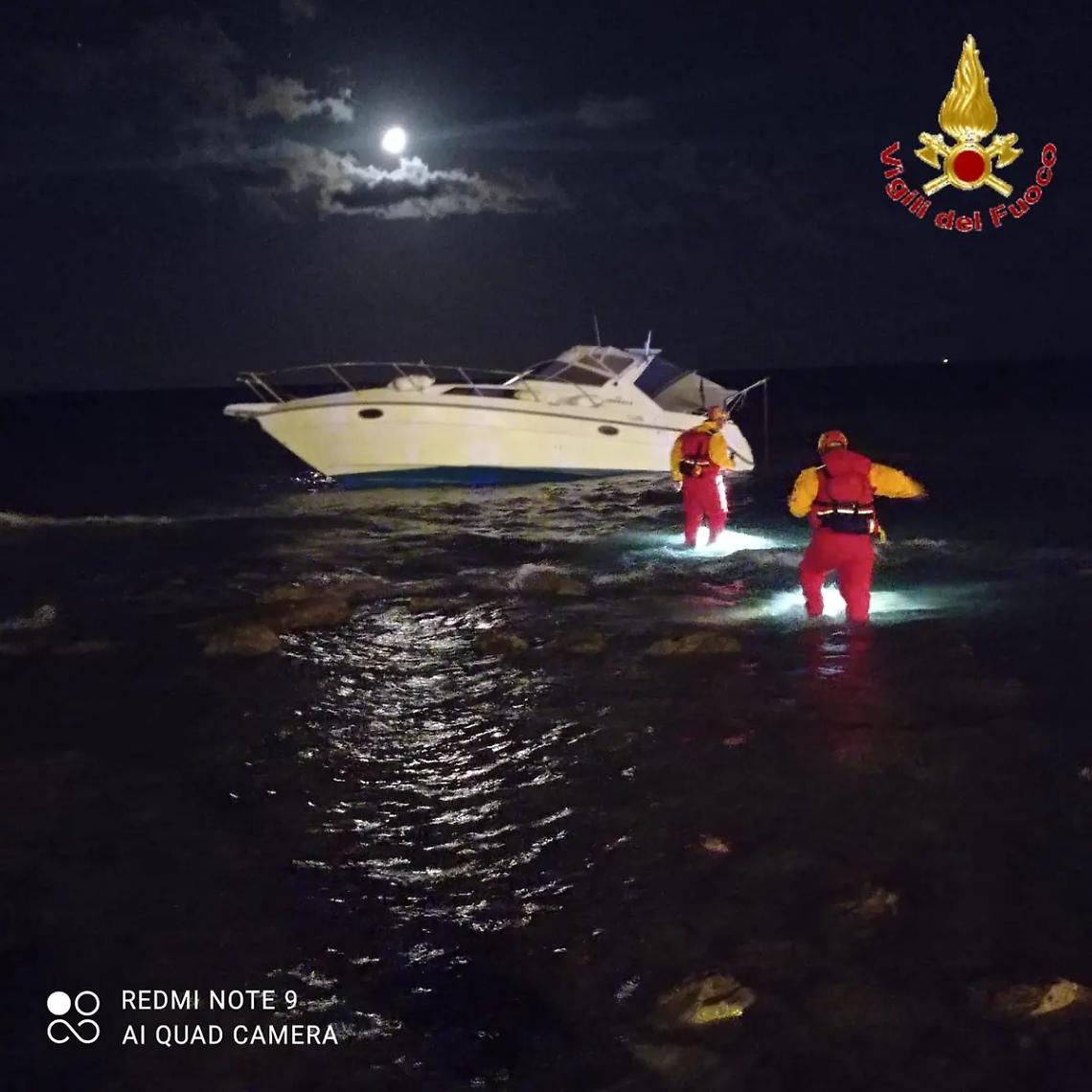 Barca incagliata alla Marina di Civitavecchia: intervento dei vigili del fuoco