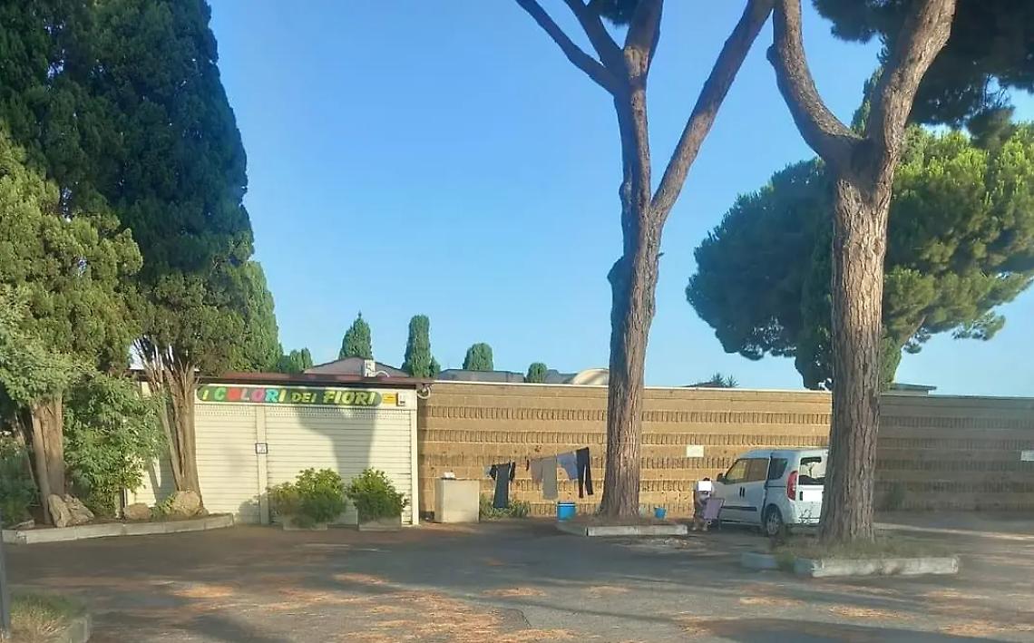 Accampati al parcheggio del cimitero