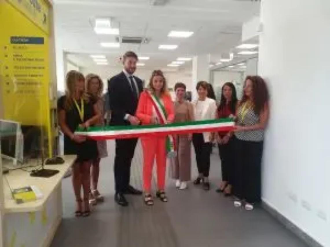 &ldquo;Polis&rdquo;, l&rsquo;ufficio postale si rif&agrave; il look