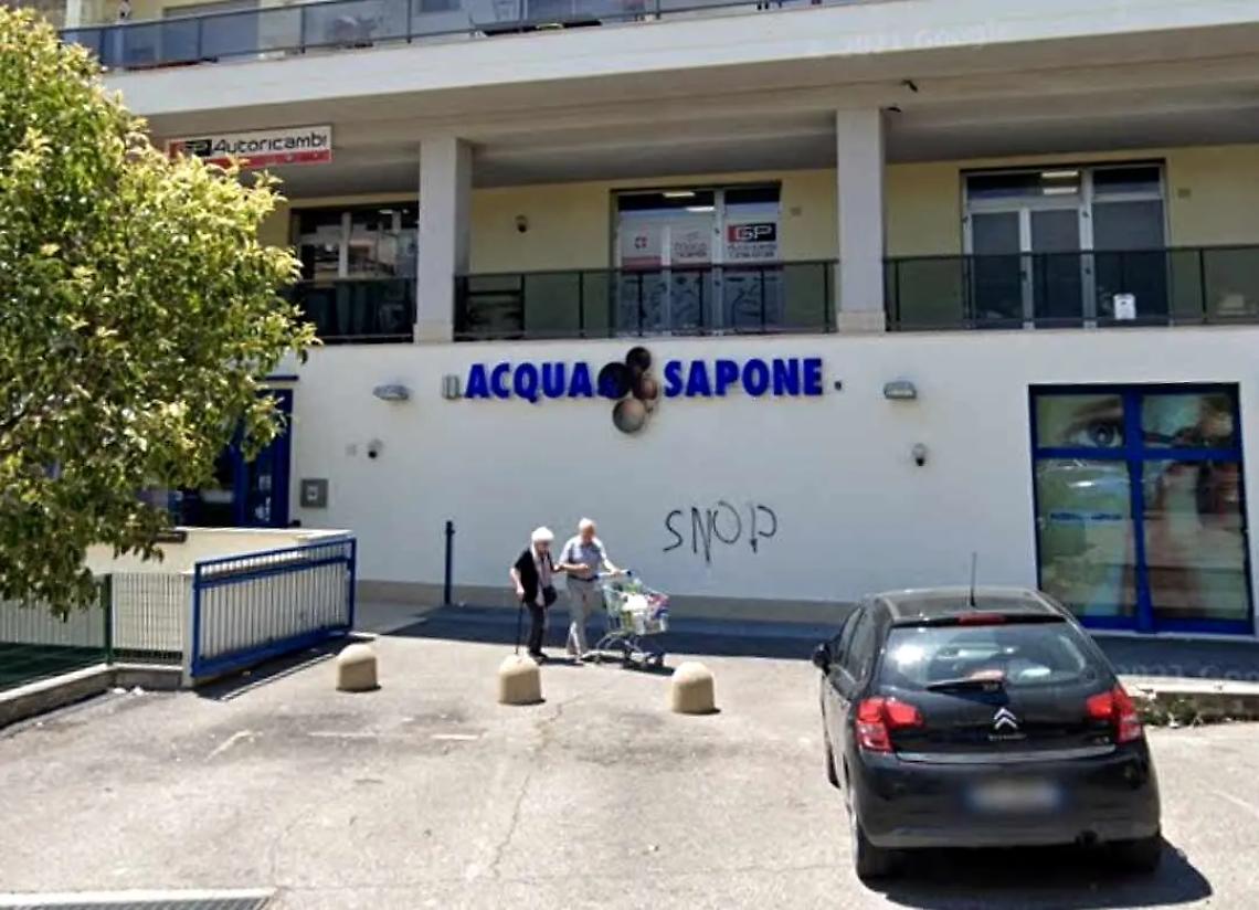 Rapina ad Acqua e sapone: la 22enne chiede il patteggiamento