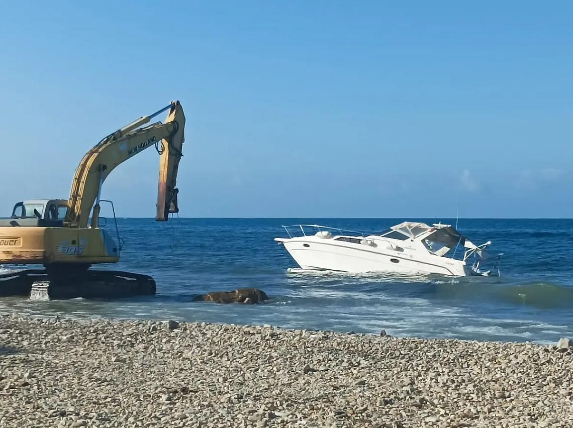 Rimossa l&rsquo;imbarcazione alla deriva alla Marina