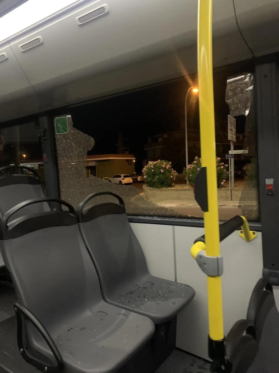 Insulti e sassi contro l&rsquo;autista e il bus