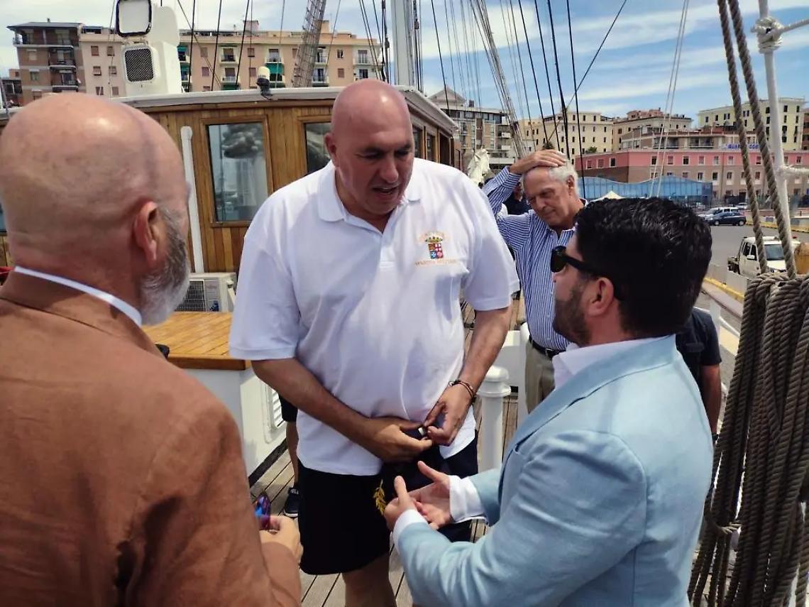 Il ministro Crosetto a Civitavecchia a bordo di nave Italia