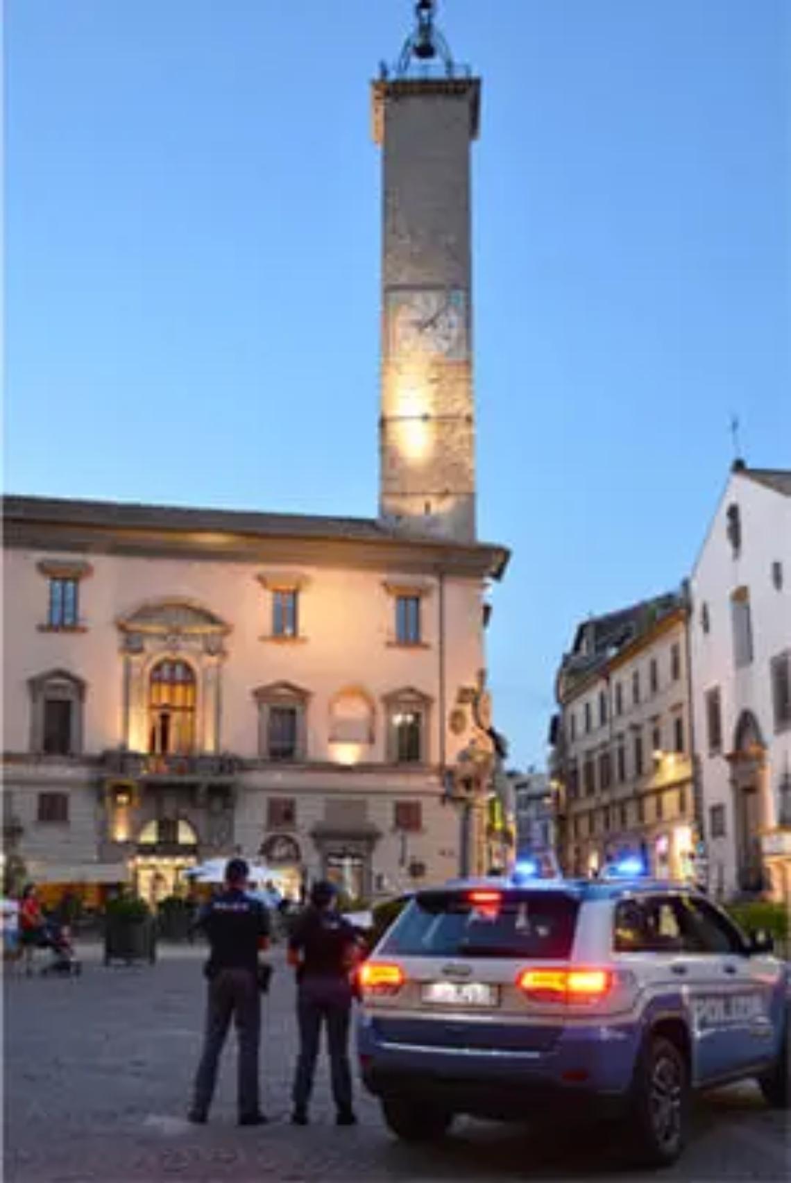 Bagno chiuso per pulizie, lei urina in terra