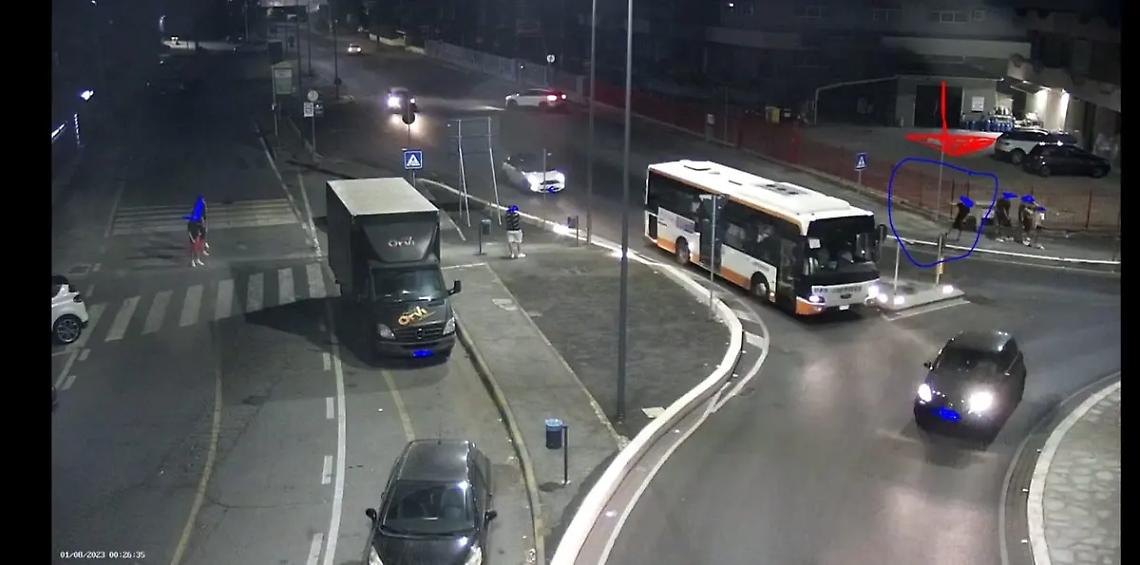 Distruggono un vetro del bus: ripresi dalle telecamere