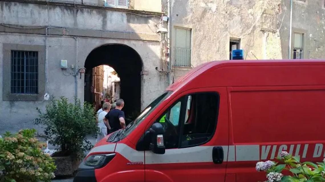 Donna necessita di un ricovero: i vigili del fuoco la fanno uscire di casa