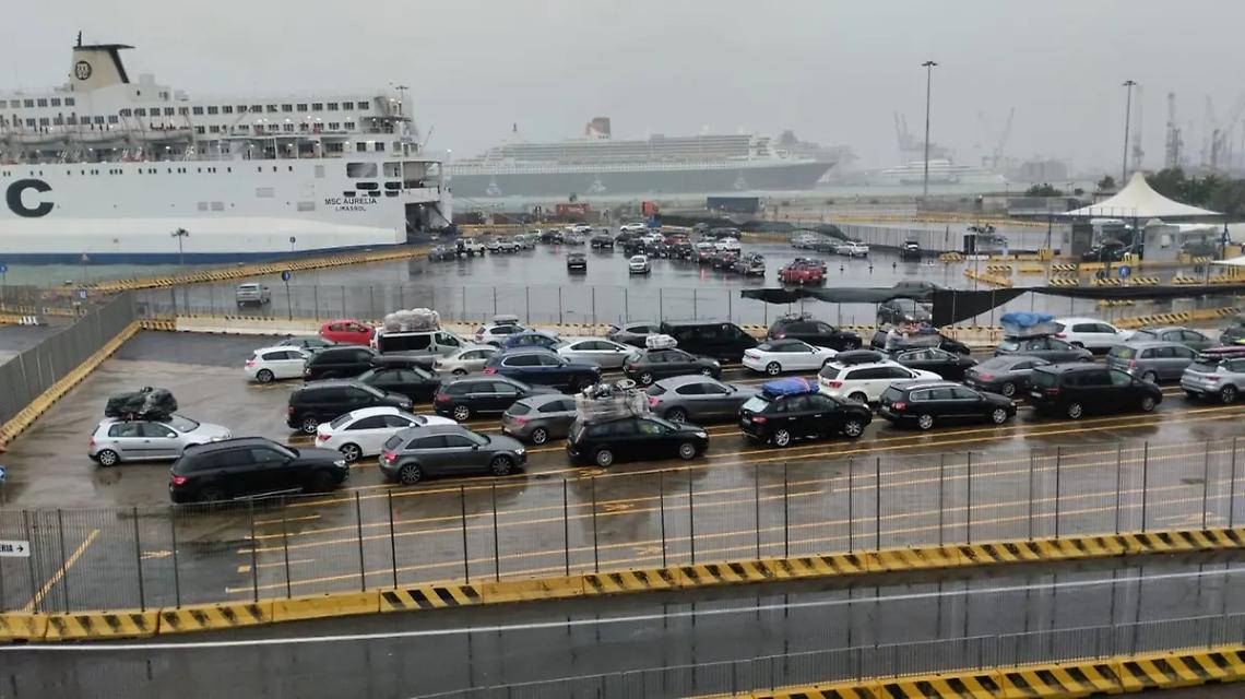 Queen Mary rompe gli ormeggi: paura al porto
