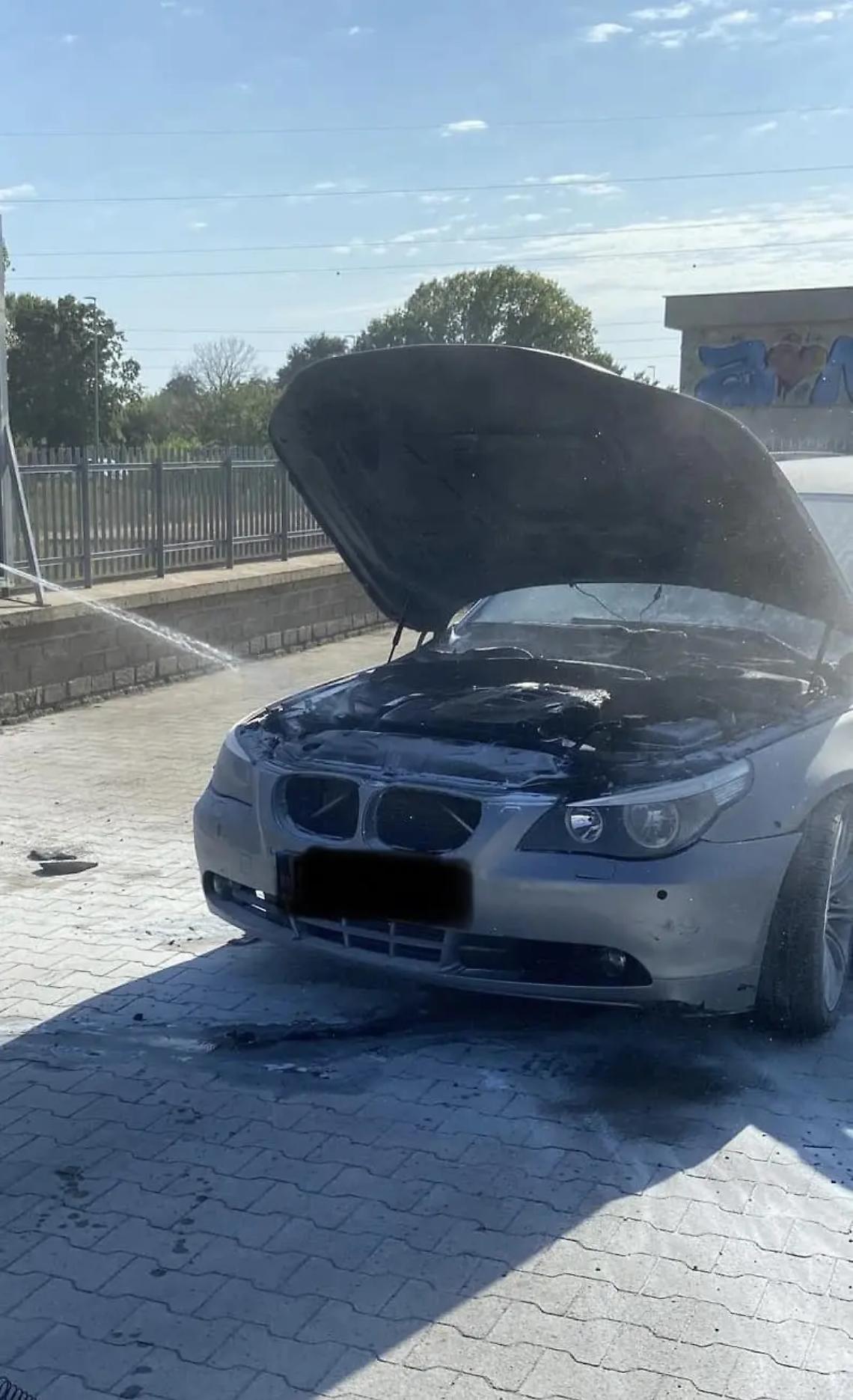 La macchina va a fuoco: paura nel parcheggio di un supermercato