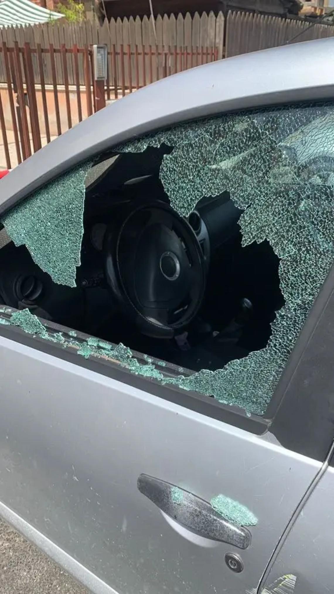 Vetri delle auto sfondati: nuovo allarme vandali