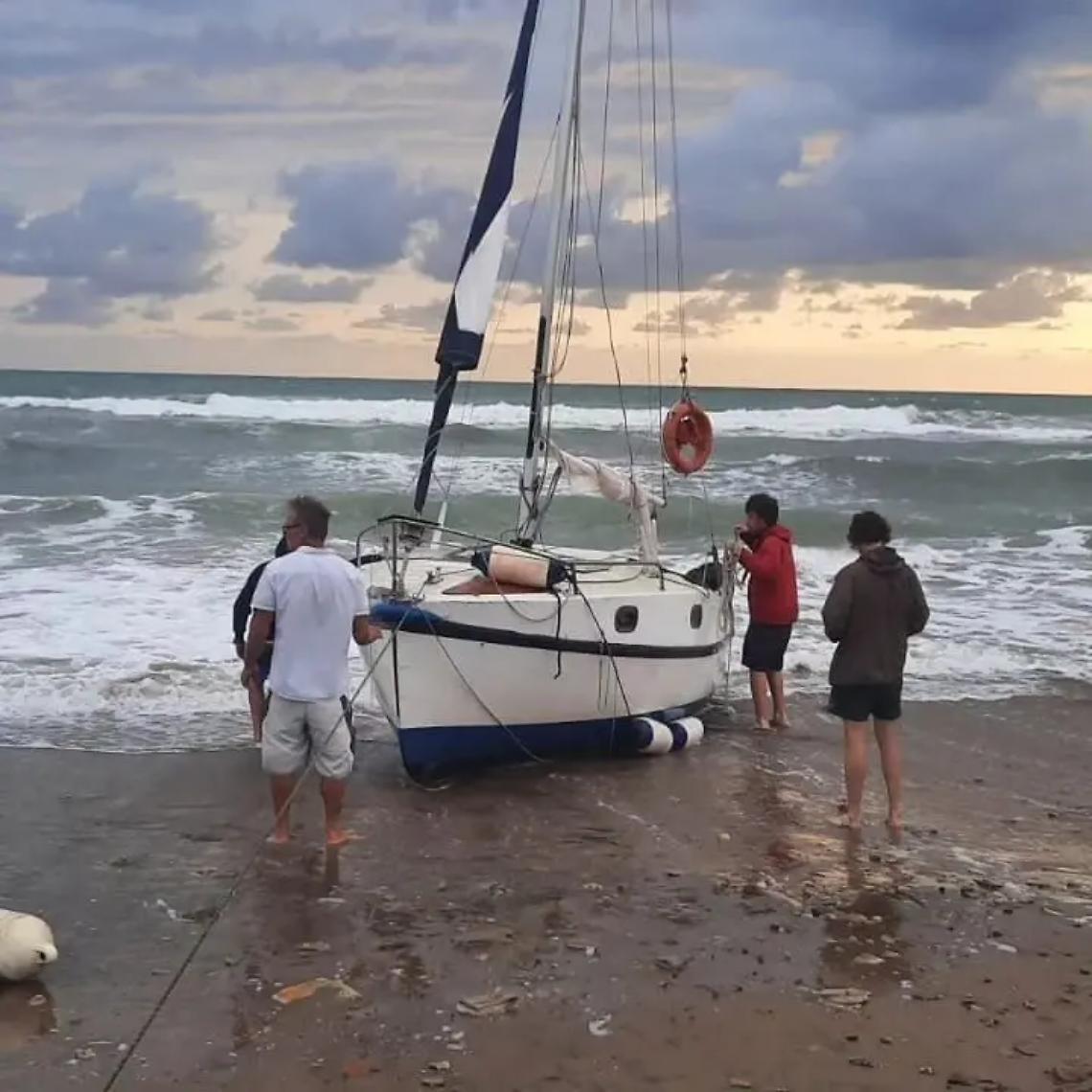 In difficolt&agrave; sulla barca: due persone tratte in salvo