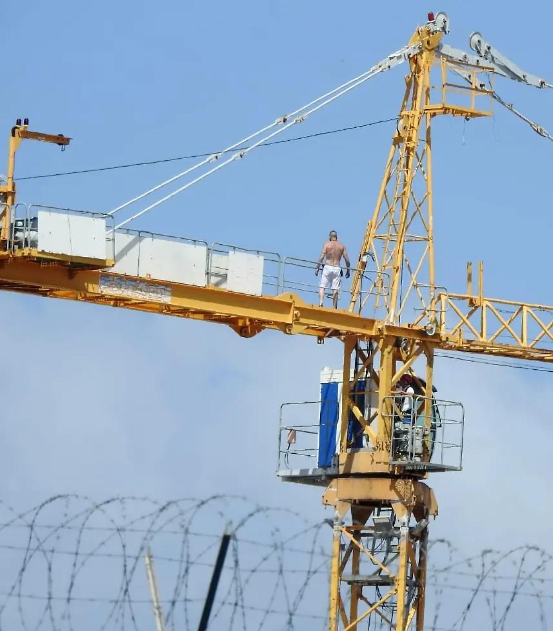 Detenuto di Civitavecchia sale su una gru a Rebibbia