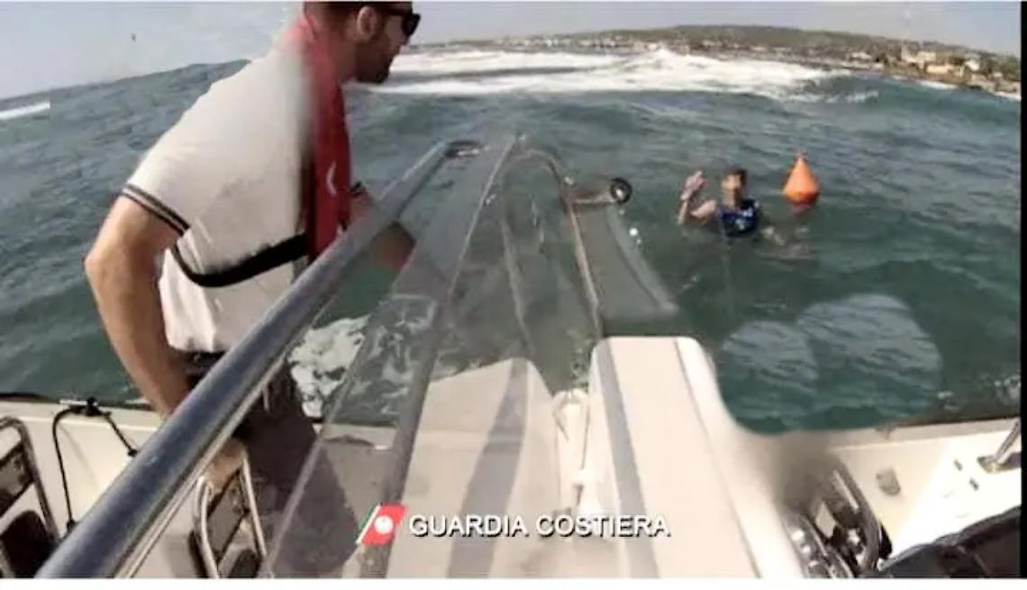 Canoista in bal&igrave;a delle onde a Santa Marinella: salvato dalla Guardia costiera
