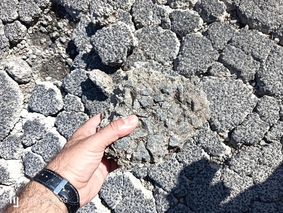 &laquo;Via Vico Squarano: l'asfalto viene via con le mani&raquo;