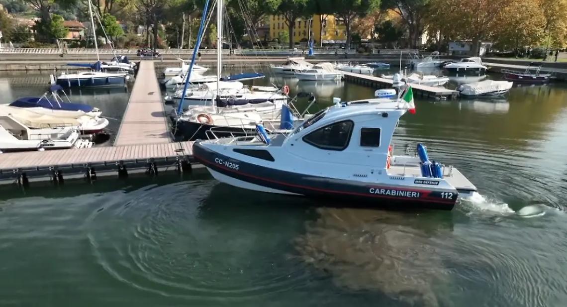 Va a largo con una tavola a remi: salvato dai carabinieri