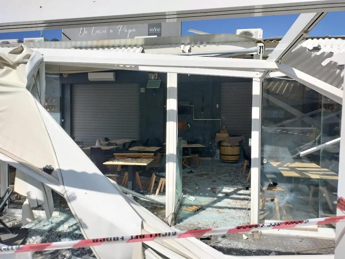 Esplosione nella notte in un ristorante