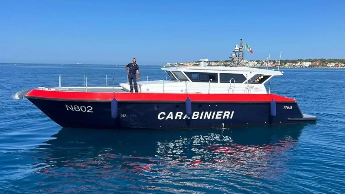 Carabinieri soccorrono gommone in fiamme: salvate 2 persone