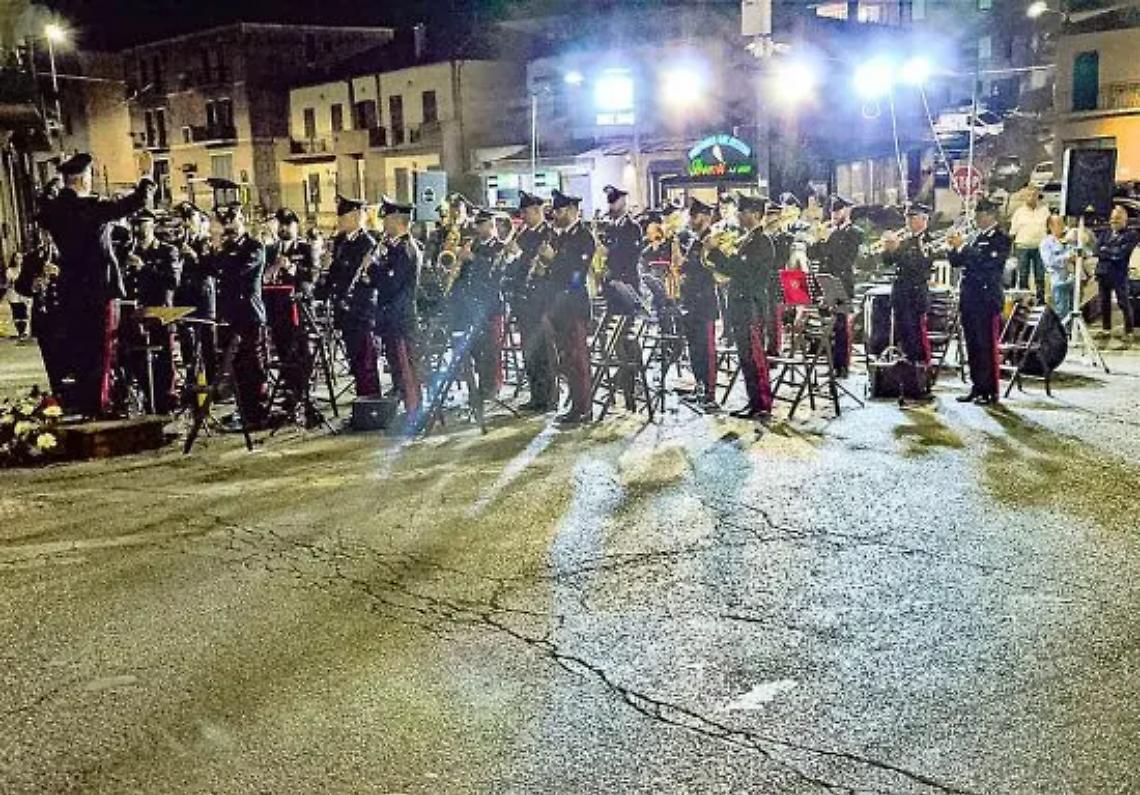 Nella centralissima piazza Diaz la fanfara dei carabinieri in concerto