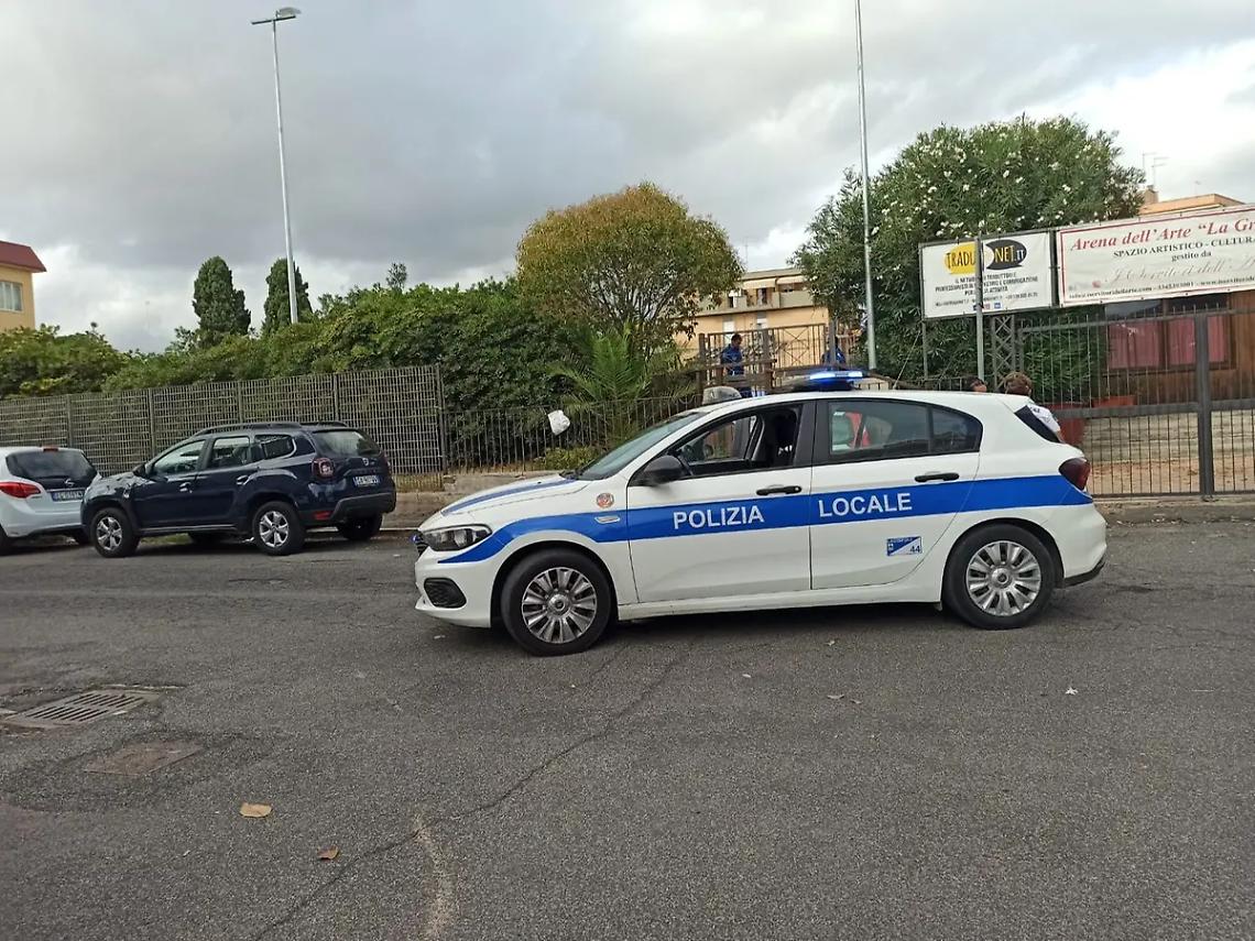 Cane abbaia da un mese: segnalazione alla Polizia locale