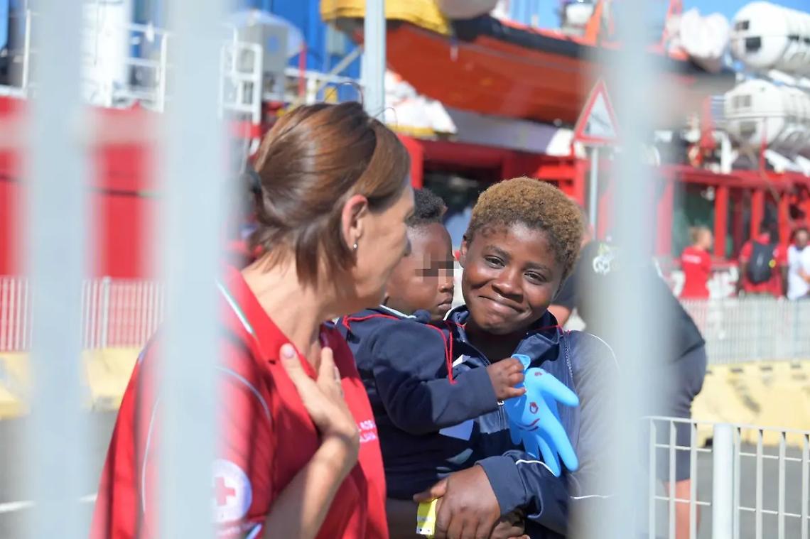 L&rsquo;Ocean Viking &egrave; arrivata in porto: via allo sbarco dei 254 migranti