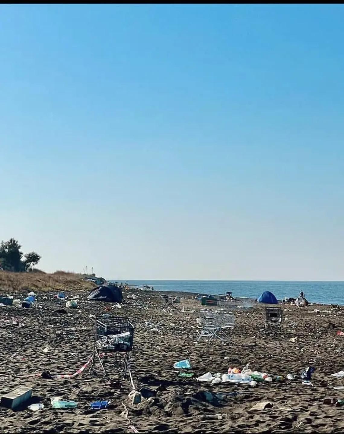Ferragosto: spiaggia trasformata in una discarica