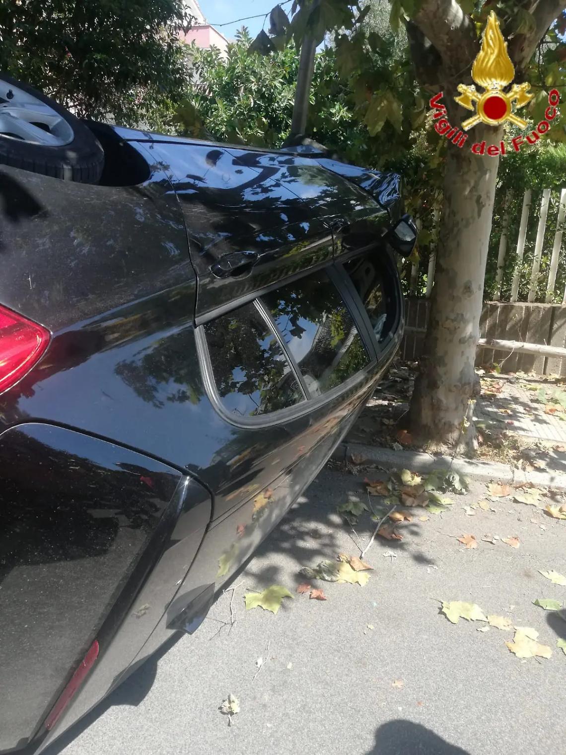 Perde il controllo dell&rsquo;auto e finisce contro un palo