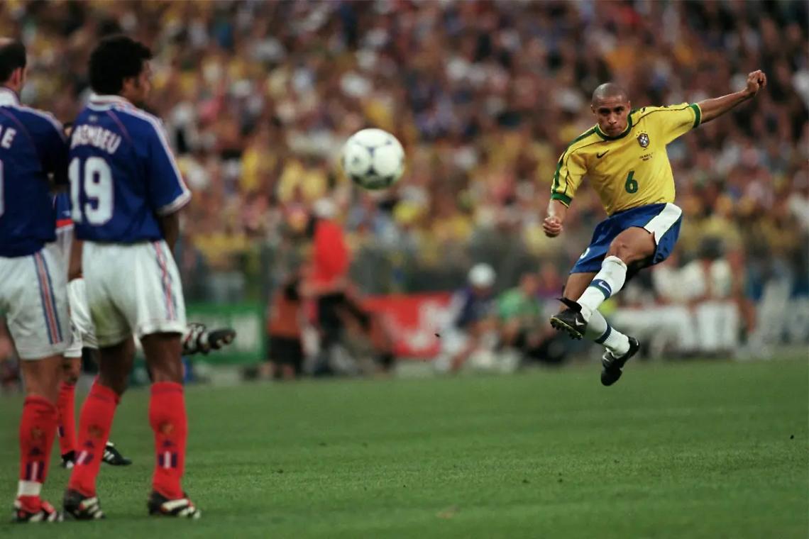 La punizione a effetto di Roberto Carlos che congel&ograve; la Francia di Fabien Barthez
