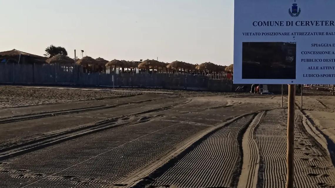 Cartelli sulla spiaggia: &egrave; caos