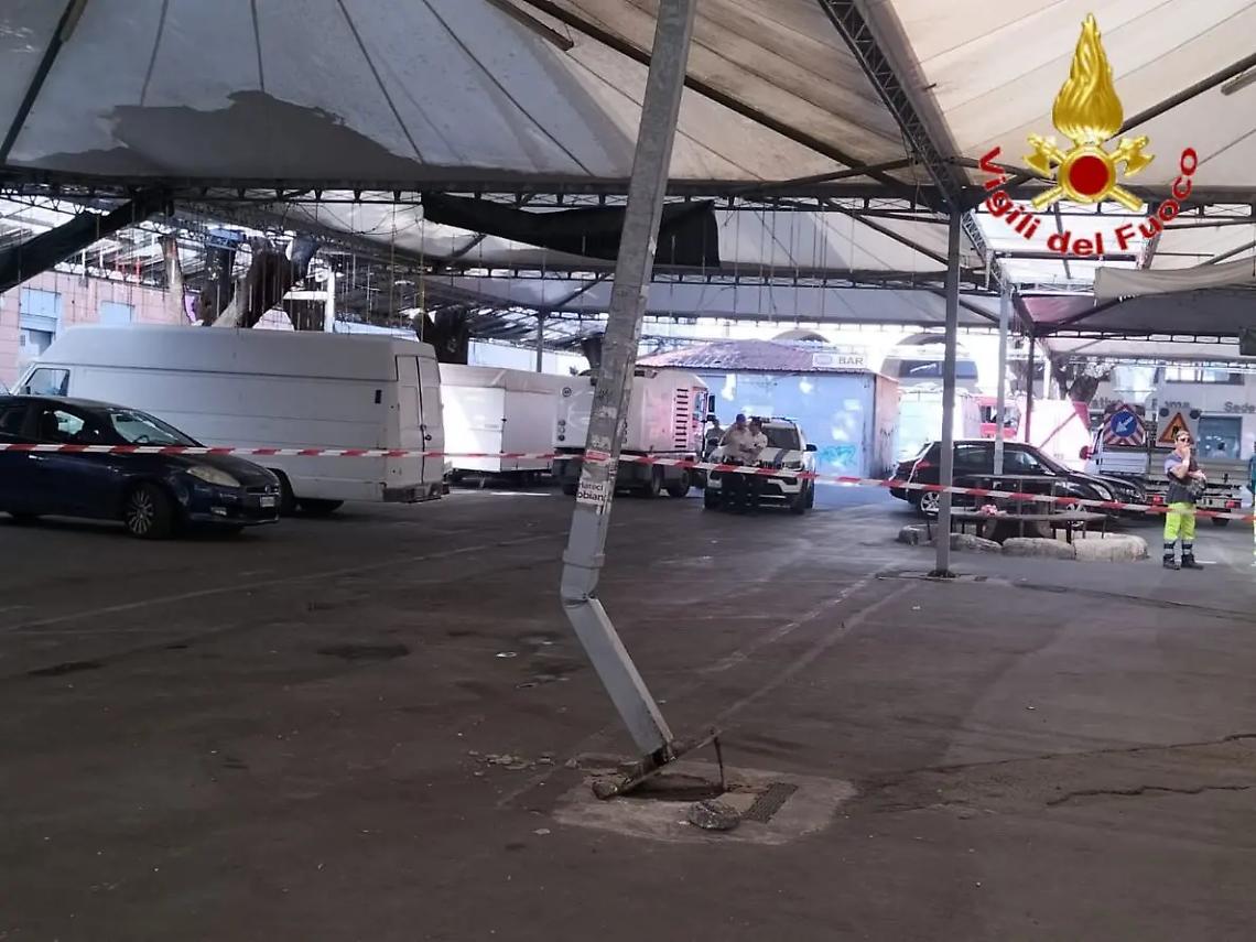 Mercato: inagibile l&rsquo;area sotto la tensostruttura