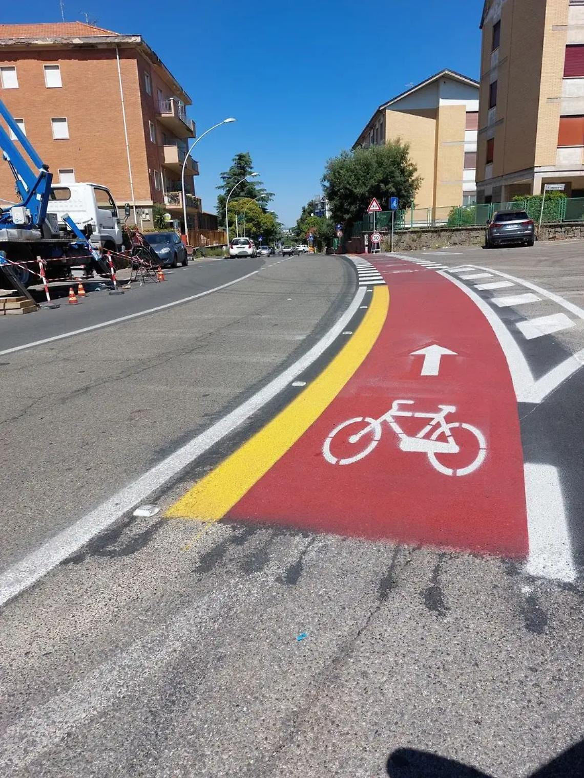 La pista ciclabile avanza tra le polemiche