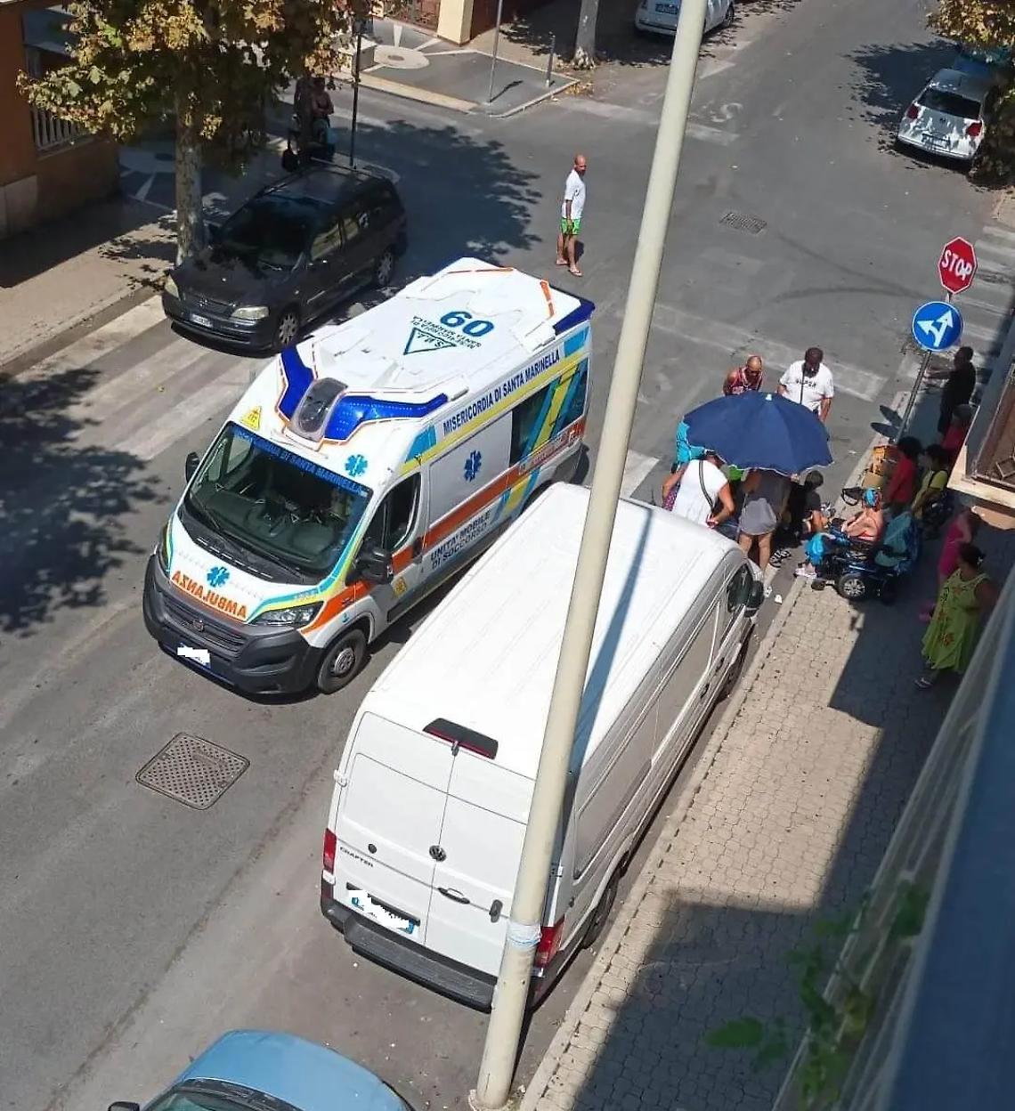 Disabile in carrozzina cade sul marciapiede: &laquo;Soccorsi arrivati in ritardo&raquo;
