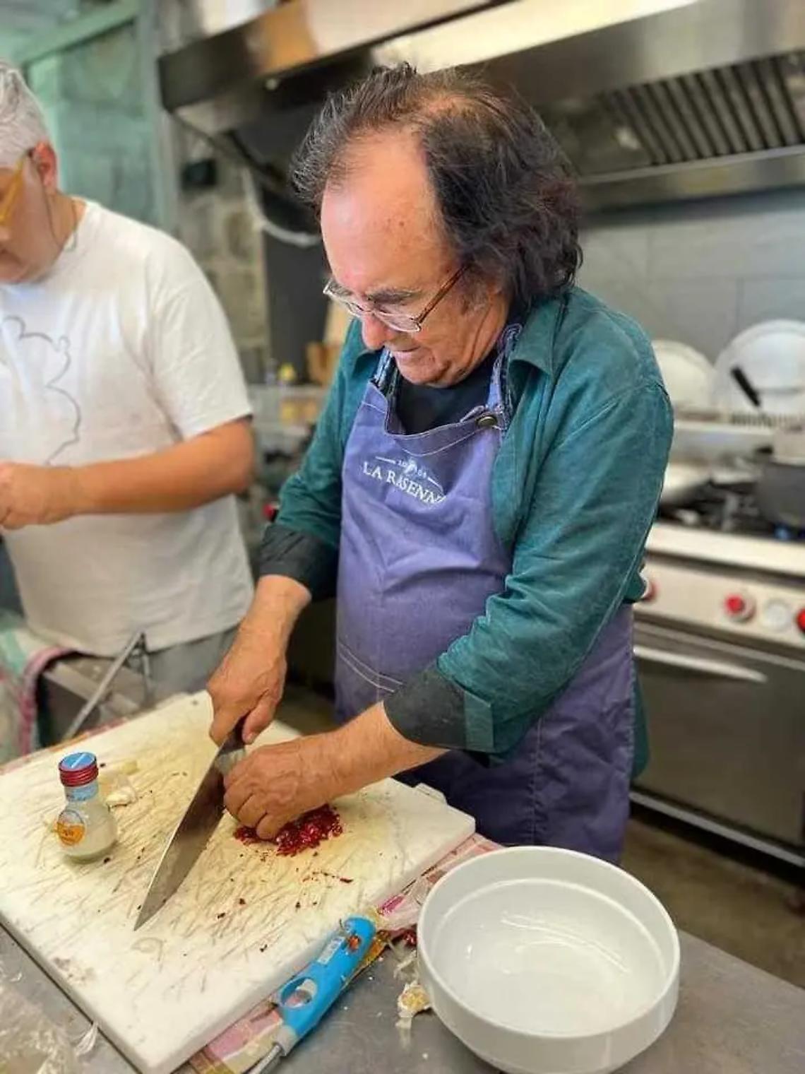 A tavola con Albano Carrisi. Il cantante cucina spaghetti per tutti