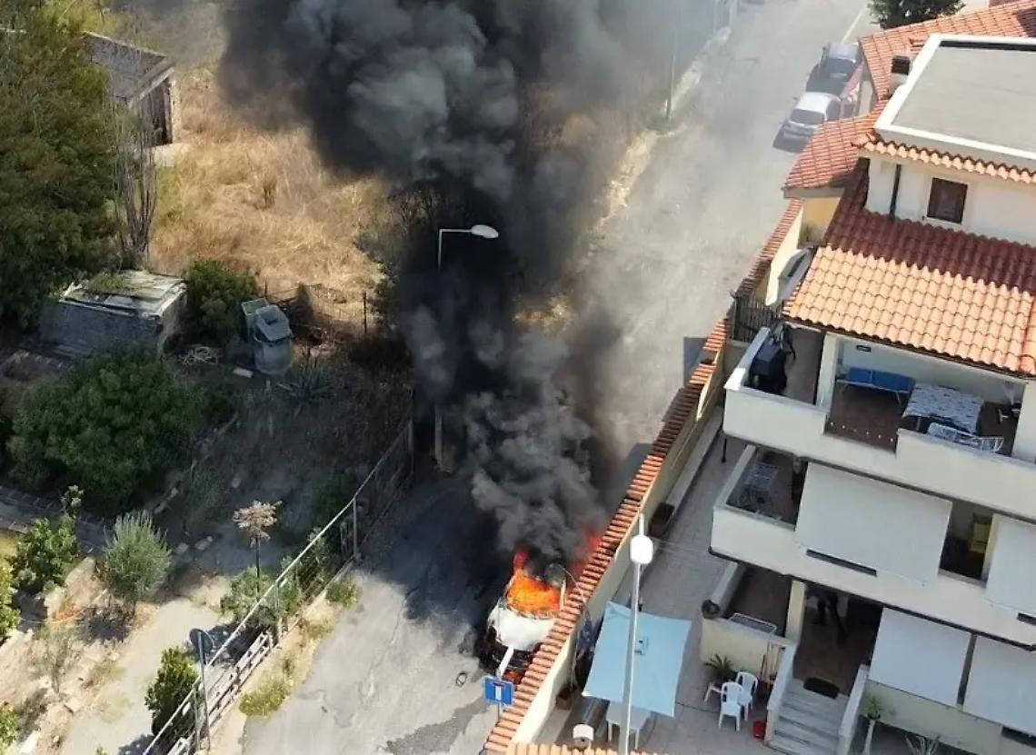 Auto prende fuoco: rogo spento dai pompieri