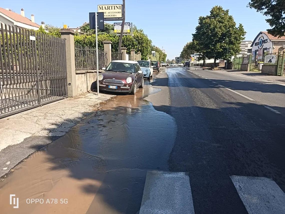 Rotta una conduttura idrica, allagamento in via Garbini