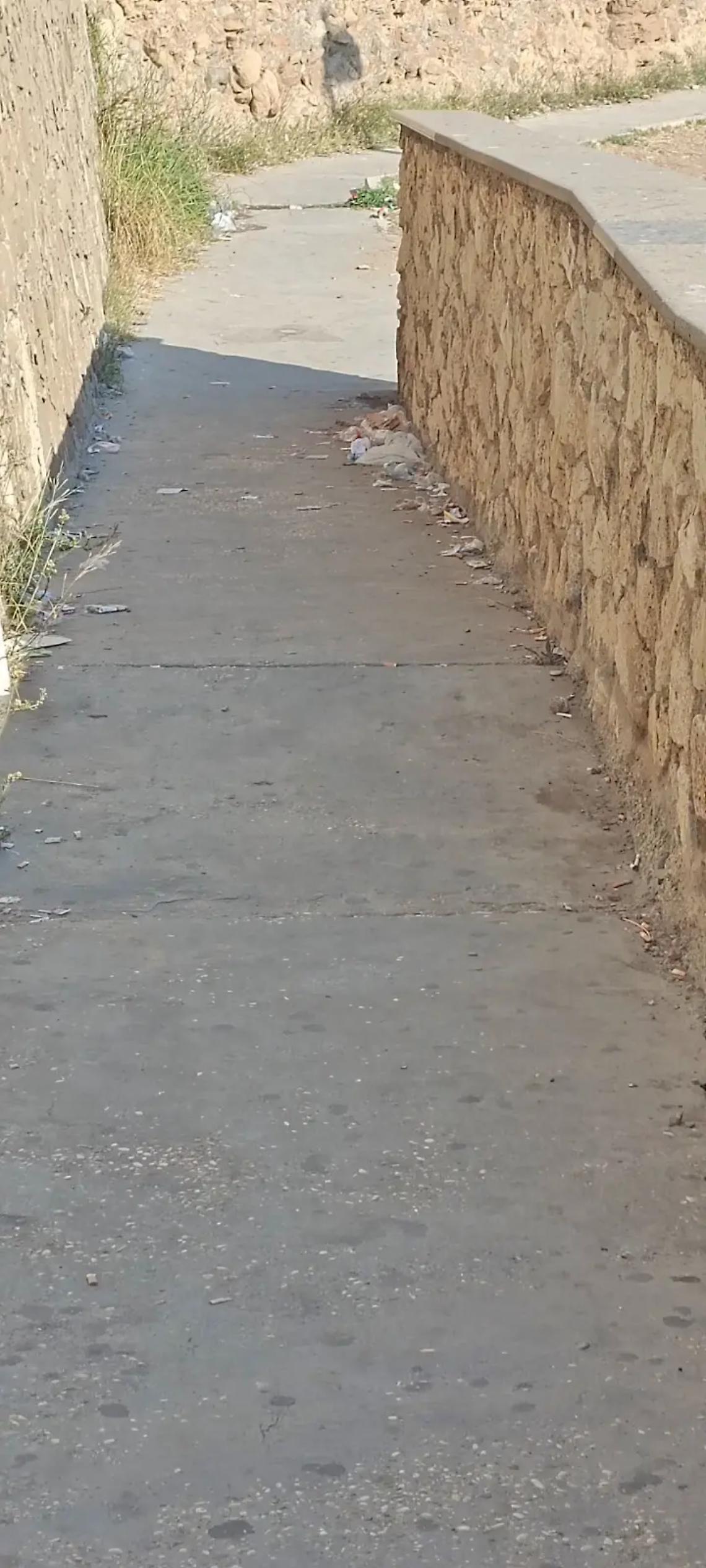 Largo Galli, sporcizia sulla rampa per disabili