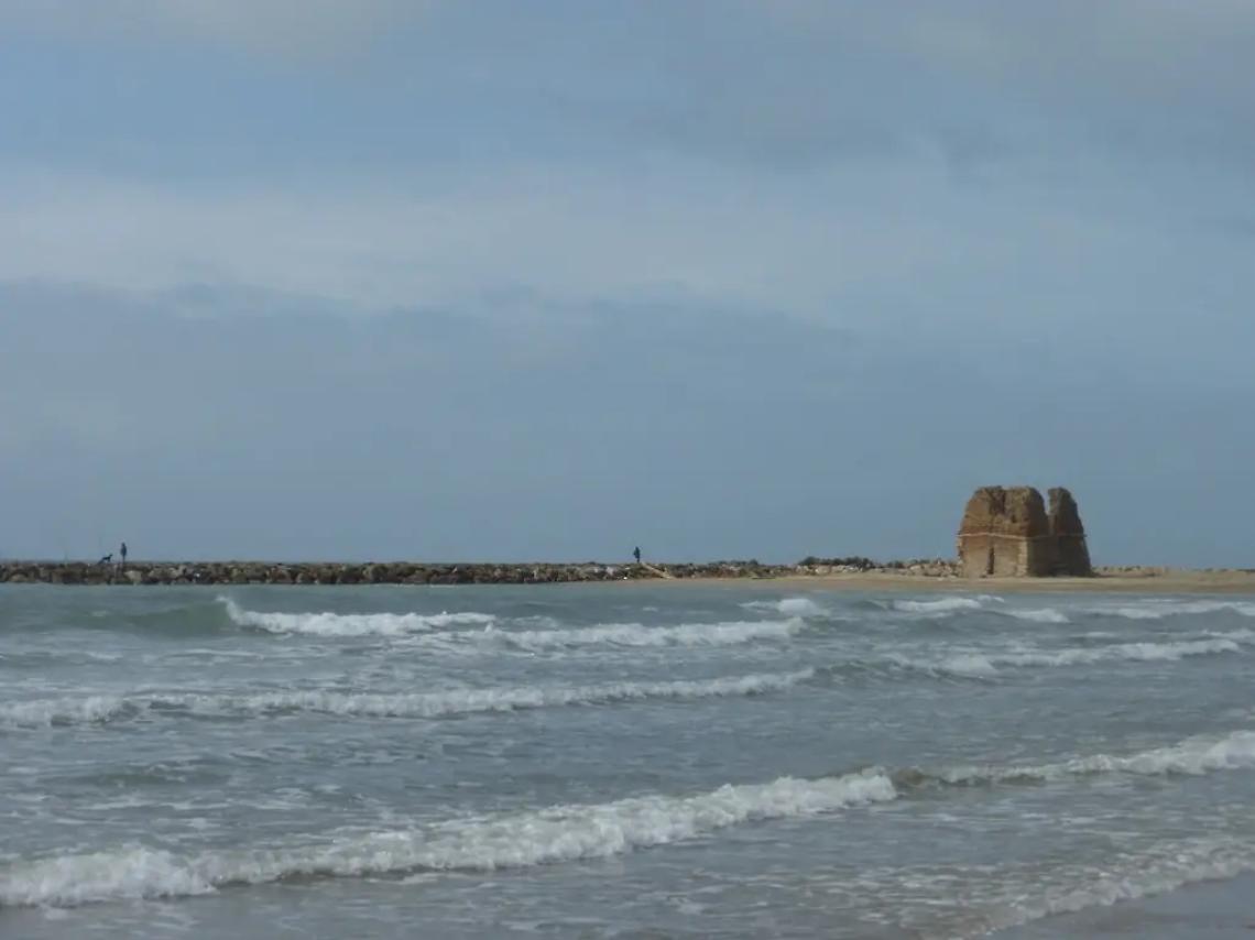 Mamma e due bimbi rischiano di annegare: a salvarli un poliziotto fuori servizio