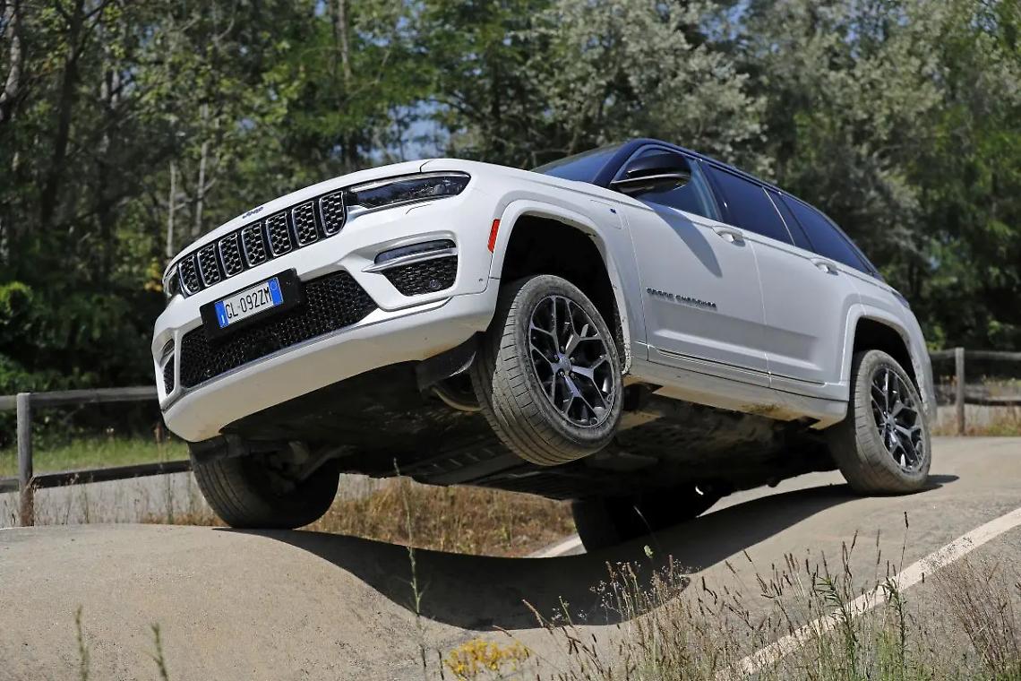 Grand Cherokee 4xe plug in hybrid, l'ammiraglia di casa Jeep